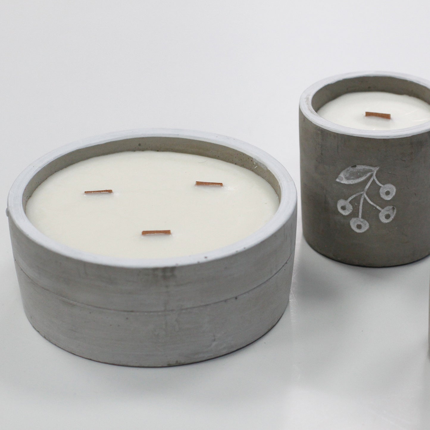 Medium Concrete Soy Woodwick Candle - Berrys - Juniper & Sweet Gin